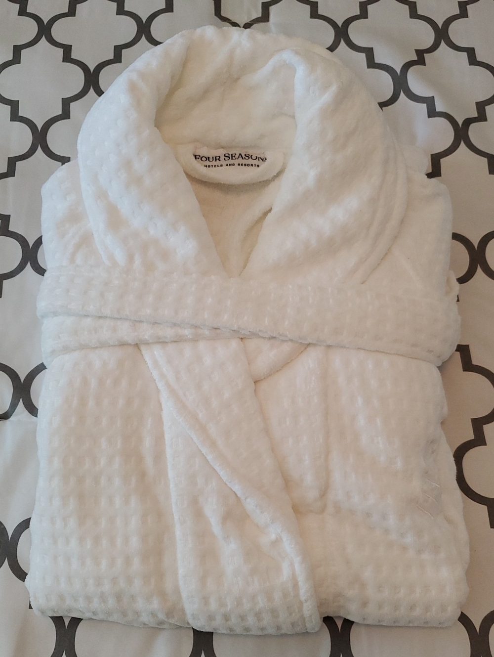 Four Seasons White Waffle-Weave Spa Robe - NEW
